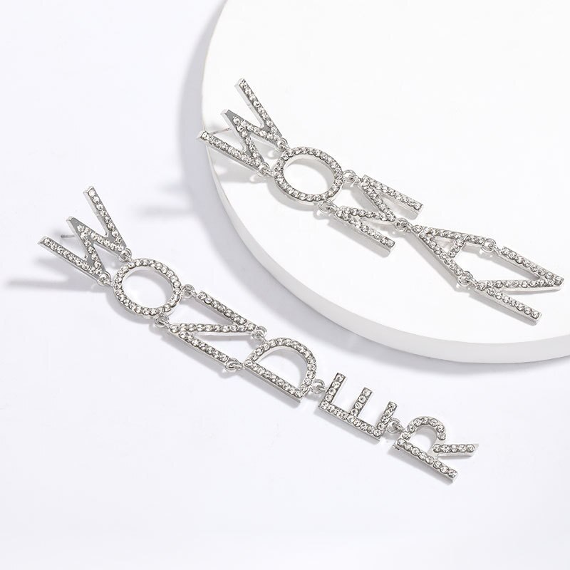 Wonder Vrouw Asymmetrie Oorbellen Brief Rhinestone Vrouw Charm Earring Punk Pin Overdrijving Mooie
