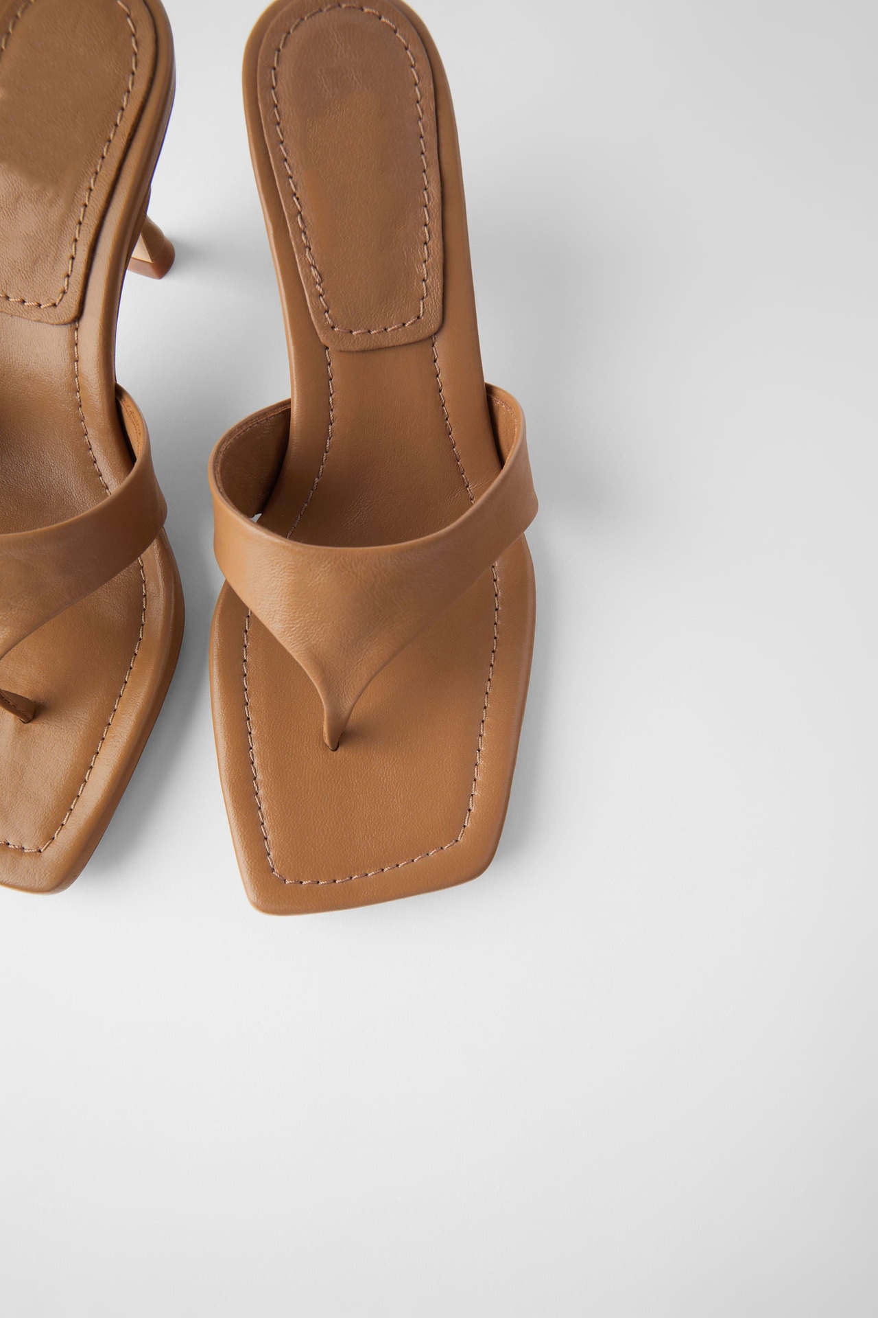 Zapatos de nuevos zapatos de mujer Sandalias de tacón alto de cuero de punta cuadrada Clip dedos de corte de empalme capas sandalias de