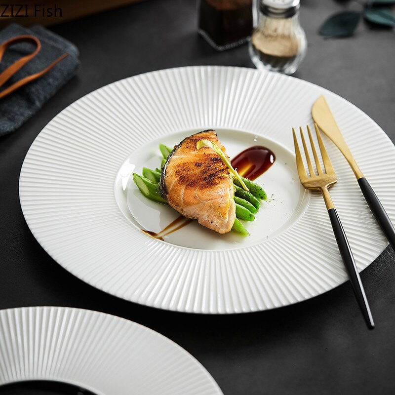 Minimalism keramisk huvudrätt restaurang västerländsk mat biff tallrik fransk pastatallrik kök porslin middagsservis