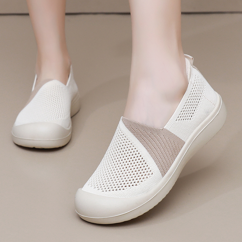 De zomerse vrijetijdsschoenen voor dames zijn ademende en comfortabele mesh-schoenen die te dragen zijn met één voet