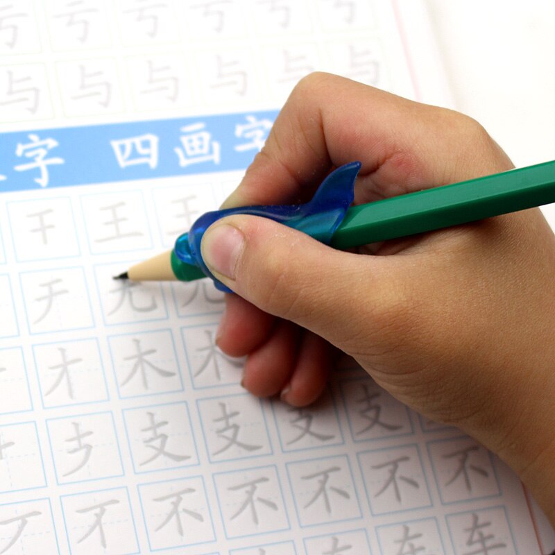 Vis Stijl Leerling Schrijven Houding Corrigeren Tool Zachte Siliconen Potlood Topper Apparaat Student Briefpapier Pen Houding Corrector