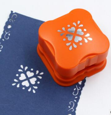 1 stk fancy blomsterkant punch kant av pregemaskinen håndlaget enhet diy papir kutter håndlaget utklippsbok: Fire hjerte