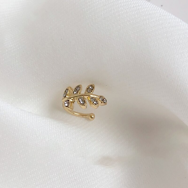 Boucles d'oreilles clip croix pour femmes et filles, jolie perle cubique, manchette de cartilage d'oreille en cone contre-indiquée, ensemble de bijoux sans piercing,: Imitation plaquée rhodium