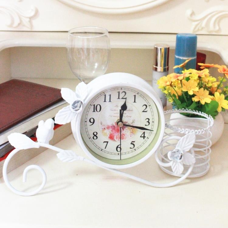 Reloj de escritorio de hierro de estilo antiguo con florero, adornos para el hogar, decoración para el dormitorio, reloj de mesa retro, artesanías de: 8824 white
