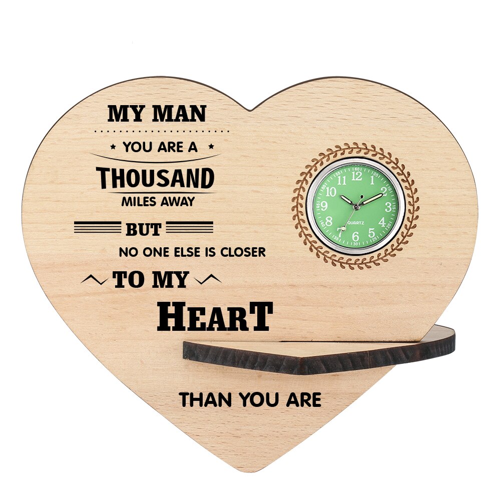 Huisdecoratie hartvormige houten tafelklok met gedrukte letters en woorden, houten bureauklok, kleine groene wijzerplaat: C