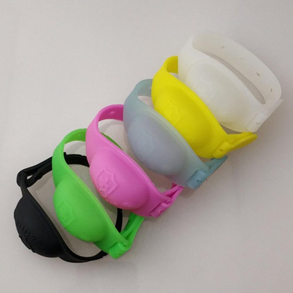 O bracelete descartável do silicone pode ser enchido com desinfetante da mão, garrafa da pulseira, desinfetante da mão do gel, álcool