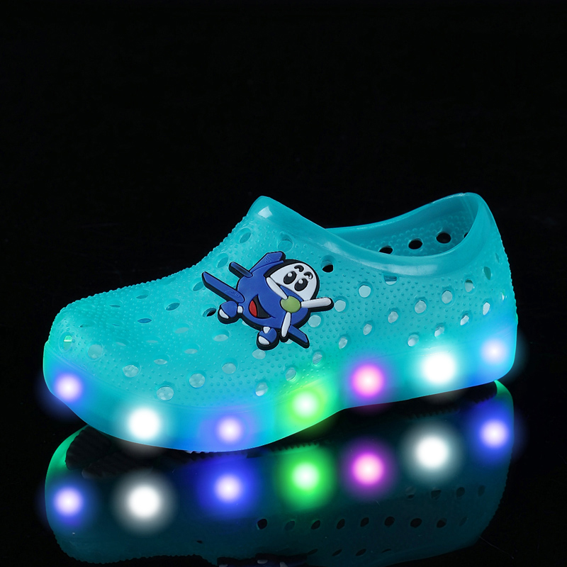 estilo, sandalias deportivas de playa para niños y niñas, zapatos de verano para niños con luz LED, sandalias con agujeros, zapatillas de deporte de de para niños en 4 colores: Verde / 26