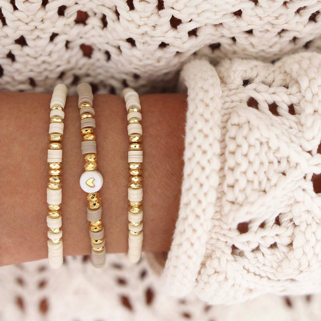 HERLOOK Stack Pulseras Heishi de 4mm, Pulseras de corazón para Mujer, cuentas de vinilo de polímero bohemio, joyería de Otoño Invierno para Mujer, pulsera elástica
