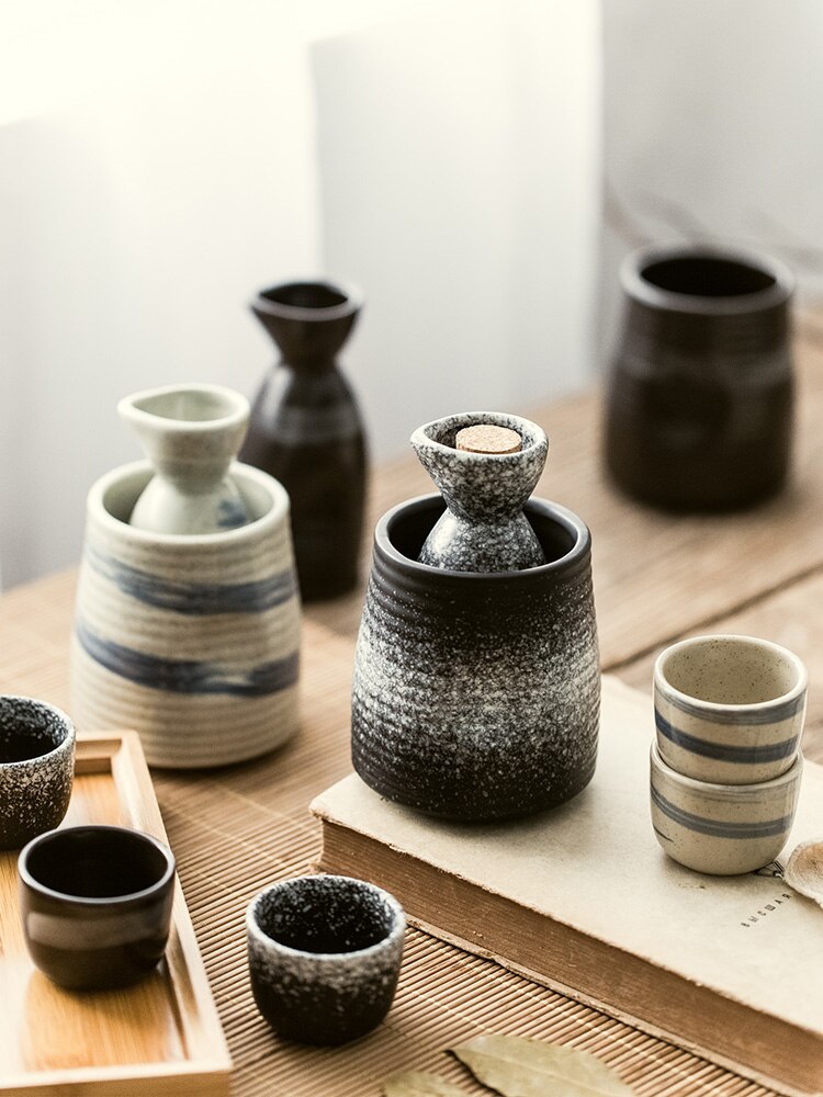 Keramische sake wijn set warm wijn pot thuis geel wijnfles wit glas wijn separator
