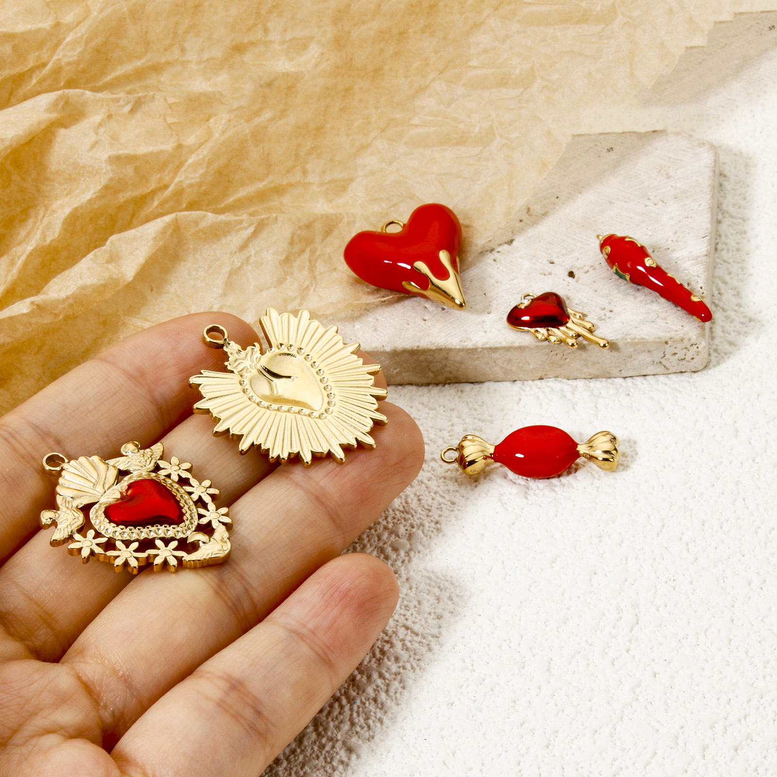 1 pieza de dijes de acero inoxidable 304, colgantes de corazón rojo chapados en oro de 14 quilates, colgantes de corazón Ex Voto para hacer joyería DIY, accesorios para collares
