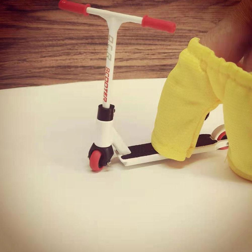 Fidget Speelgoed Mini Vinger Scooter Model Legering Scooter + Broek + Reservewiel