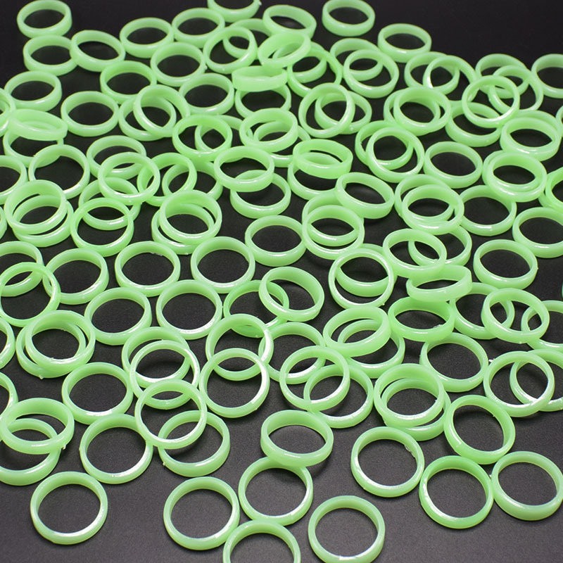 50 pz/lotto gioielli anelli luminosi gioielli fluorescenti carino bagliore di plastica nel buio anello di barretta festa di Halloween