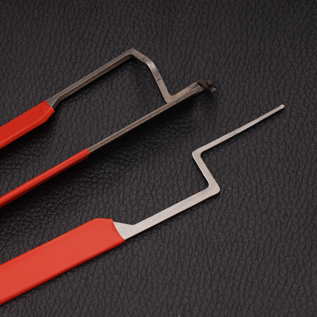 The lock box of the casement window is jammed and cannot be opened, suitable for outward-opening windows that are stuck