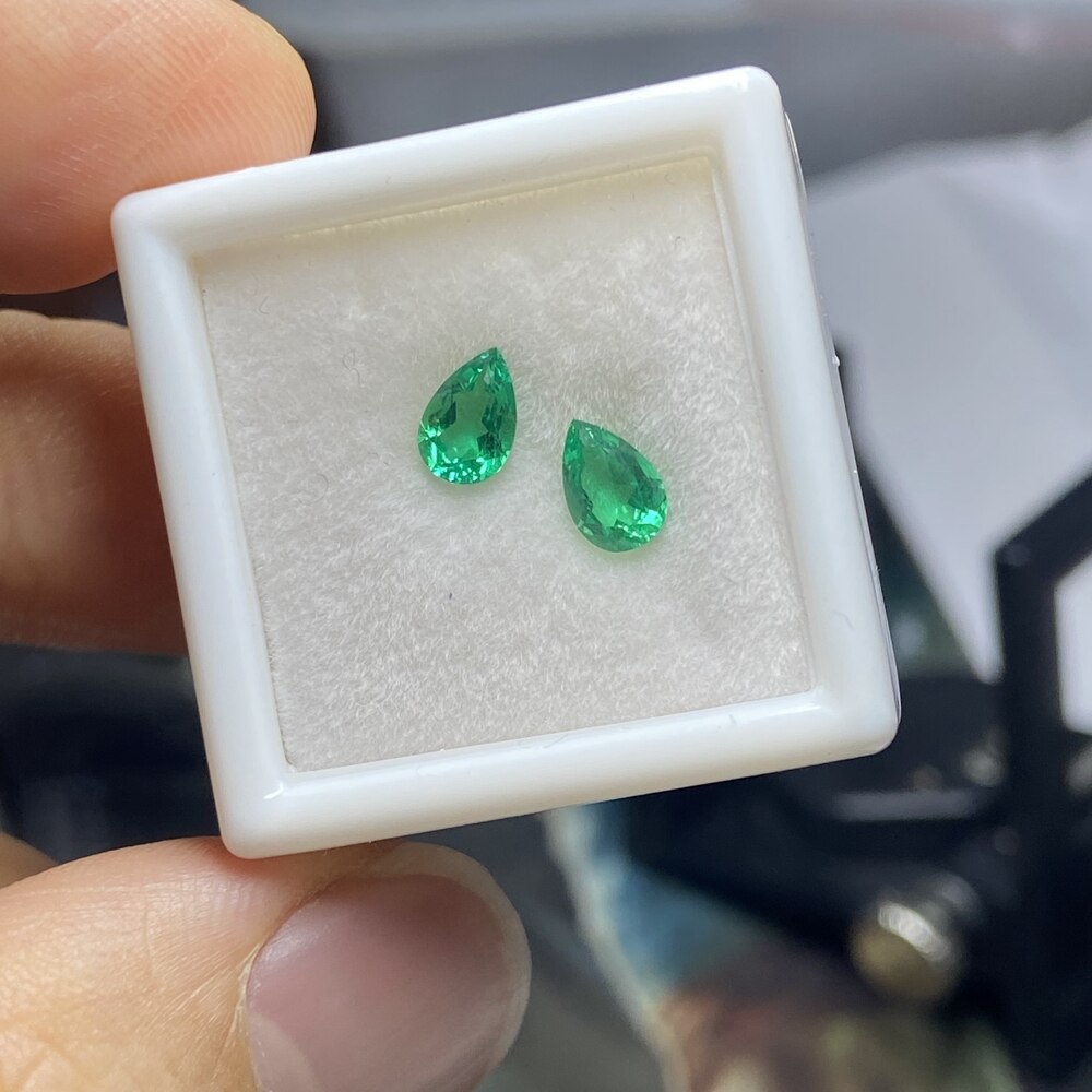 Gemma di smeraldo verde idrotermale colonnica a forma di goccia da 4x6mm da 0.7 carati