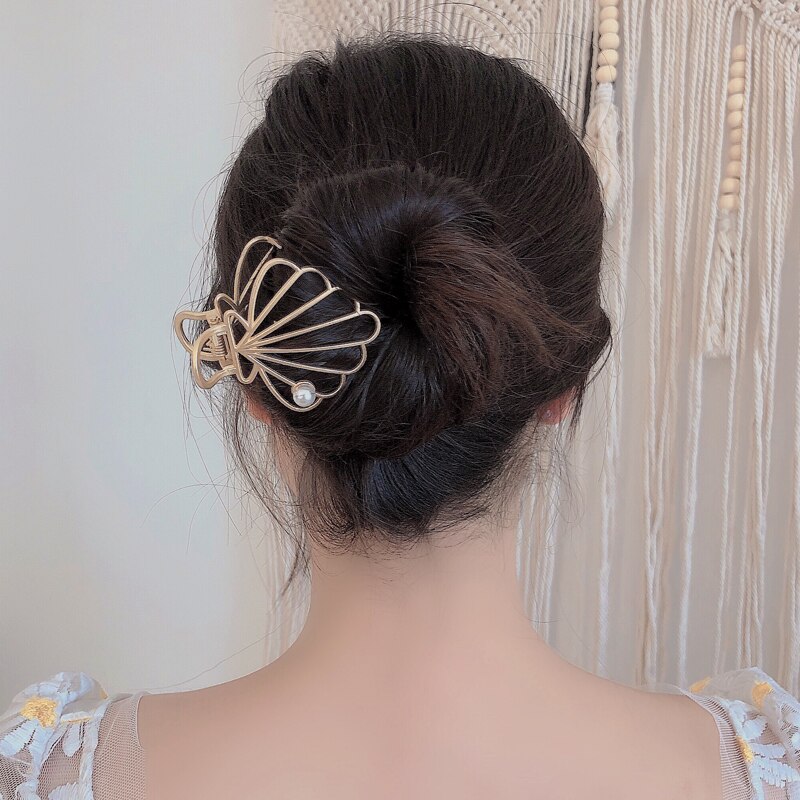 HUANZHI Korean Geometry Star Shell Gold Color Metal Simple Hollow Grip Claw Hair Clip for Women Girls Bath Accessories