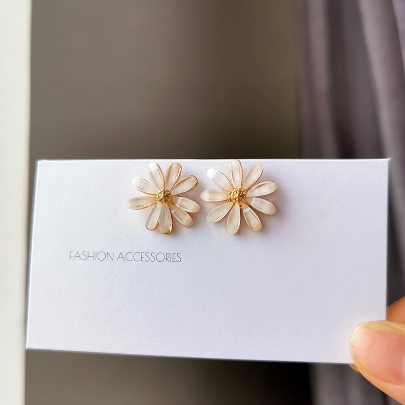 Women Spring Summer Temperament Small Fresh White Flowers Clip On Earrings Simple Small Daisy Earrings Pierced Ear Clip Female