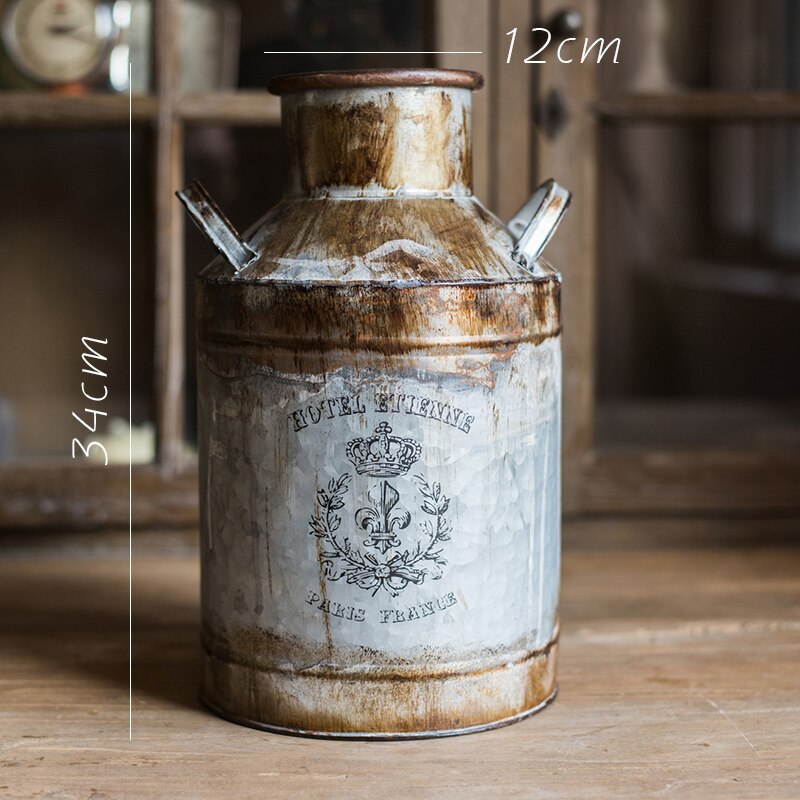 Handgemaakte vintage antieke grijze mini metalen bloemenkan: Bloemenemmer een