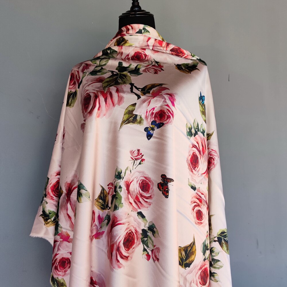 Skredderbutikk ren silke sateng tøye ut silke rosa rose silke til kjole bryllupstau svart bakgrunn med rosa rose merkevare silke