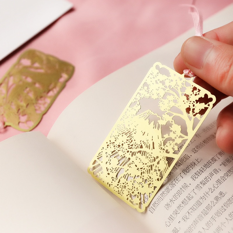 EZONE 1PC Gold Metal Bookmark Golden Hollow Tassel Bookmark Vintage Style Cartoon Animal Heart Shape Metal Bookmark