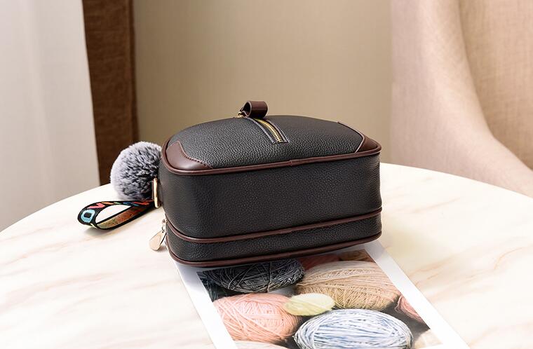 Effen damestas, draagbare schoudertas van pu-leer met grijze haarbal