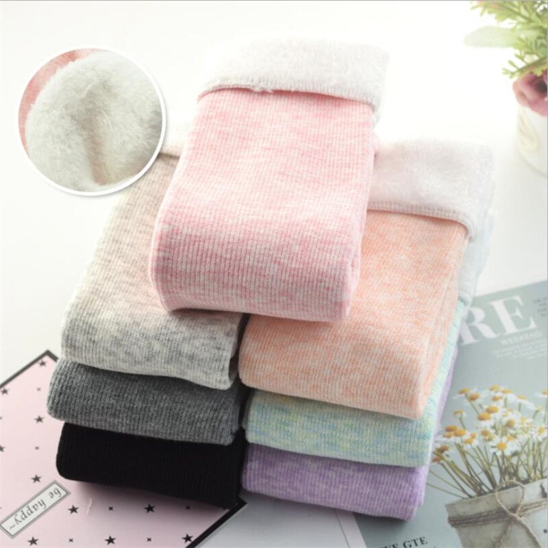 Dikke Wol Met De Hand Gebreide Sokken Op Een Witte Achtergrond Stock Afbeelding - Image of warm