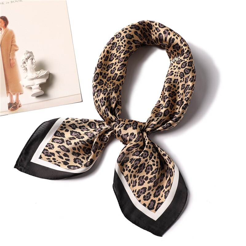 Leopard print tørklæde silke satin hår tørklæde for kvinder små bandana hoved taske tørklæder 70cm firkantet hals tørklæder til damer: Khaki
