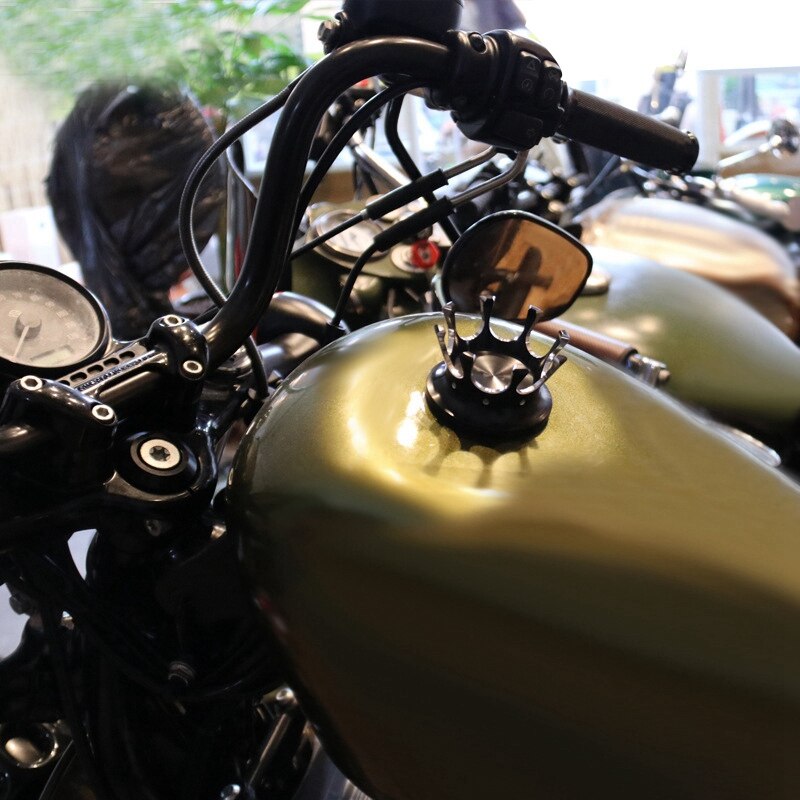 Motorcycle Gas Cap Crown Style CNC Flush Oil Fuel Tank Cap For Sportster 883 1200 Road King Dyna FLST 96