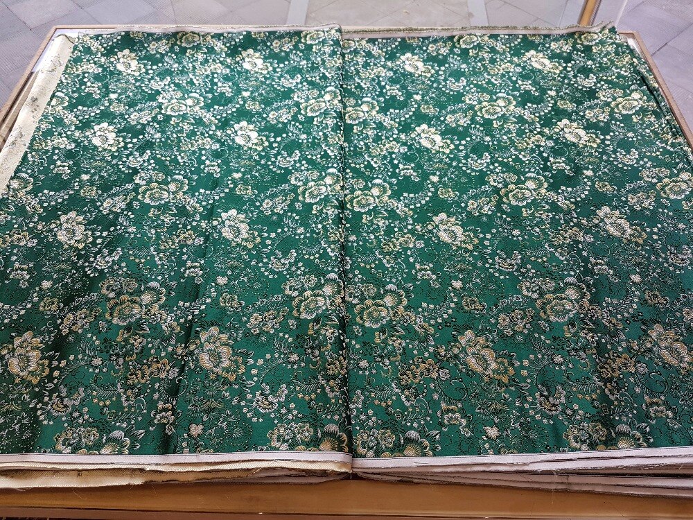 Brocado de seda chino, tela de Damasco tejida para cojines o qipaos, reverso verde oscuro con oro blanco y verde, patrón de flor de melocotón