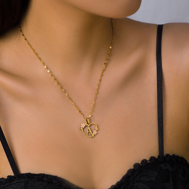 Collar con colgante de nombre y letra inicial de acero inoxidable con flor coreana para mujeres y hombres, gargantilla de amistad con letras de A-Z, de joyería