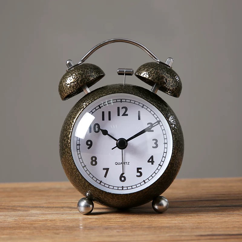 Reloj despertador sencillo Retro de Metal, reloj con luz de noche para dormitorio silencioso para estudiantes, adorno moderno para sala de estar, reloj de mesa luminoso