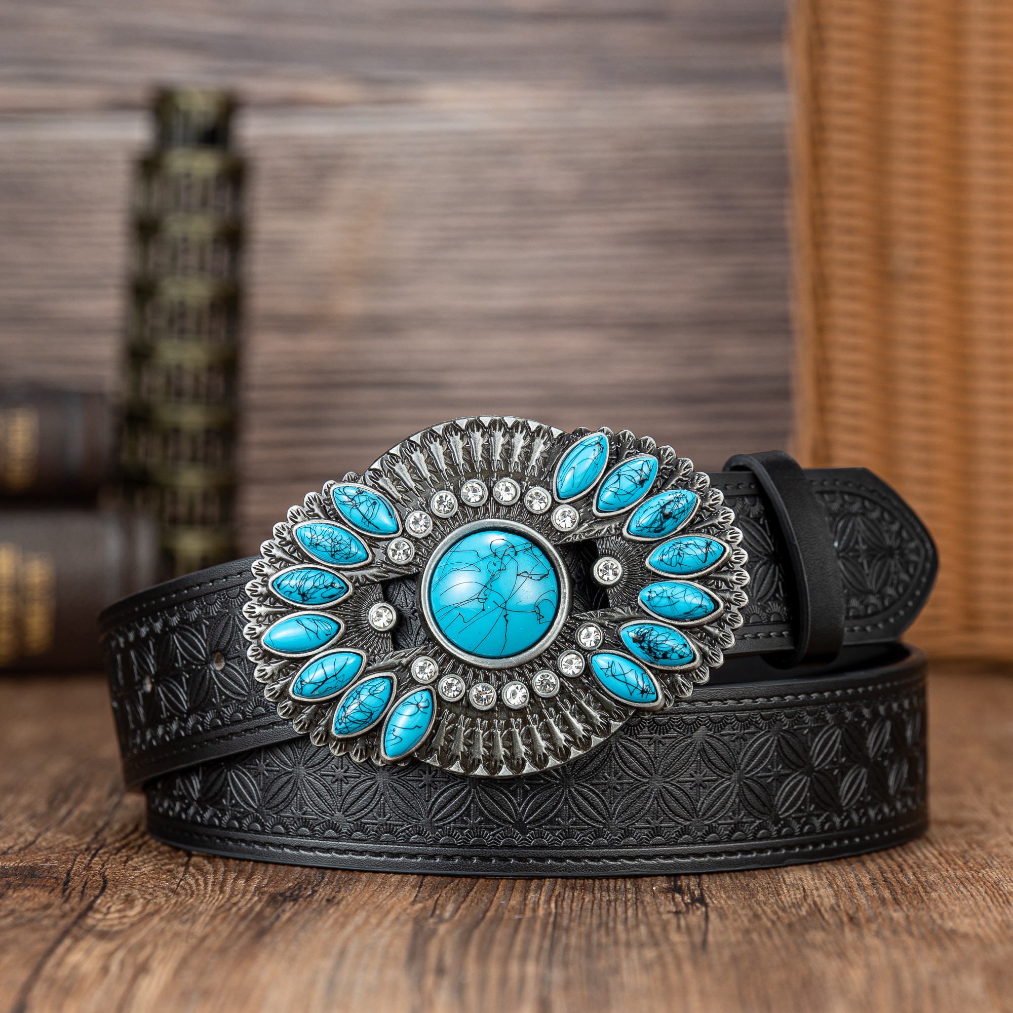 Cinturón con botón en relieve de PU, hebilla de placa grande, flor de sol de zafiro rojo, pluma simétrica, tendencia 100 vueltas, corte de ventana: Verde militar