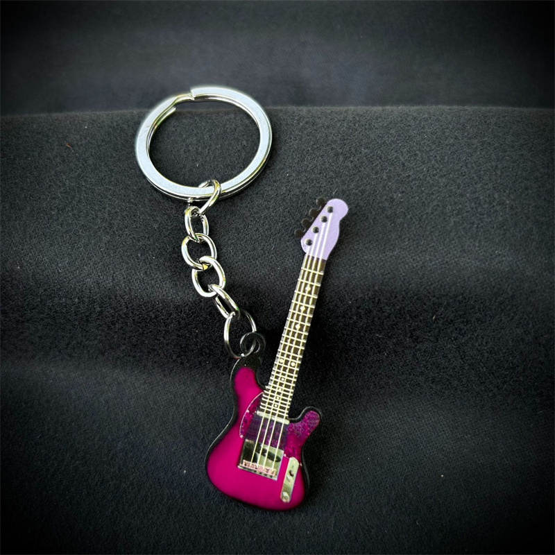 LLavero de guitarra nueva, bonito llavero de acero inoxidable con bajo para hombre y mujer, colgante para bolso, accesorios para llavero de coche, para amantes de la música 2023: Rojo