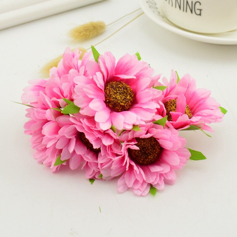 A Breed-brimmed Vrouwelijke Hoed Is Lichtgroen, Met Een Knoopsgat Kunstbloemen De Vorm Van Rozen Image101179084 A Breed-brimmed Vrouwelijke Hoed Is Lichtgroen, Met Een Knoopsgat Kunstbloemen De Vorm Van Rozen Image101179084