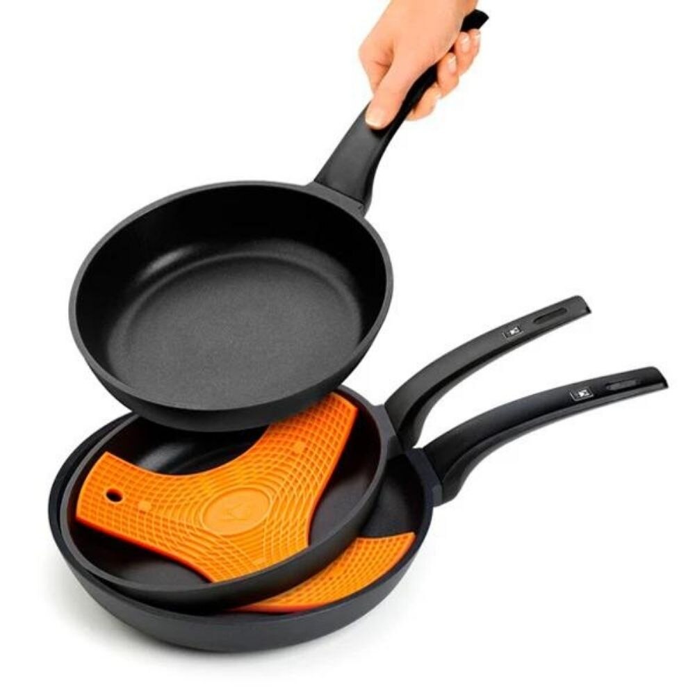 Multiusos 3 en 1 Bra Safe en Color Naranja. Protector de Sartenes, Salvamanteles imantado y Manopla de silicona con Imán.