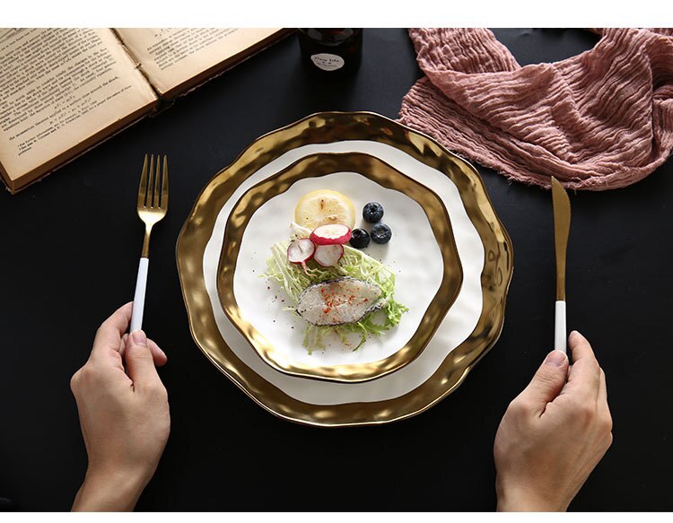 Luksus guldkant servering stjerne restaurant phnom penh morgenmad tallerken bøf dessert bordservice salat fisk stor fad hvid sort
