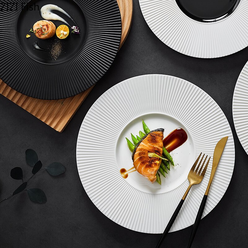 Minimalism keramisk huvudrätt restaurang västerländsk mat biff tallrik fransk pastatallrik kök porslin middagsservis