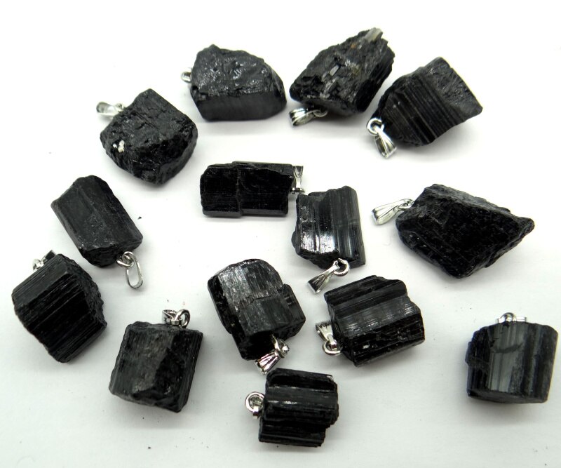 Pierre naturelle noire tourmaline réparation minerai peut être utilisé pendentif pour la fabrication de colliers,