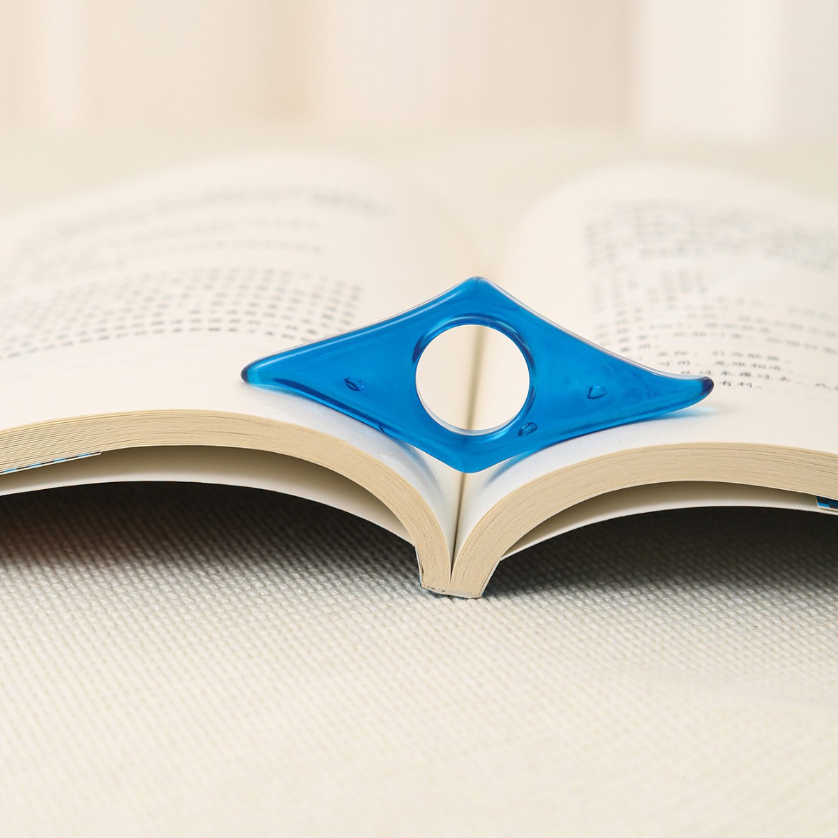 Acrylic Thumb Press Bookmarks for Reading Portable Thumb Book Support Book Expander School Supply Reading Aid Book Page Holder: Blue