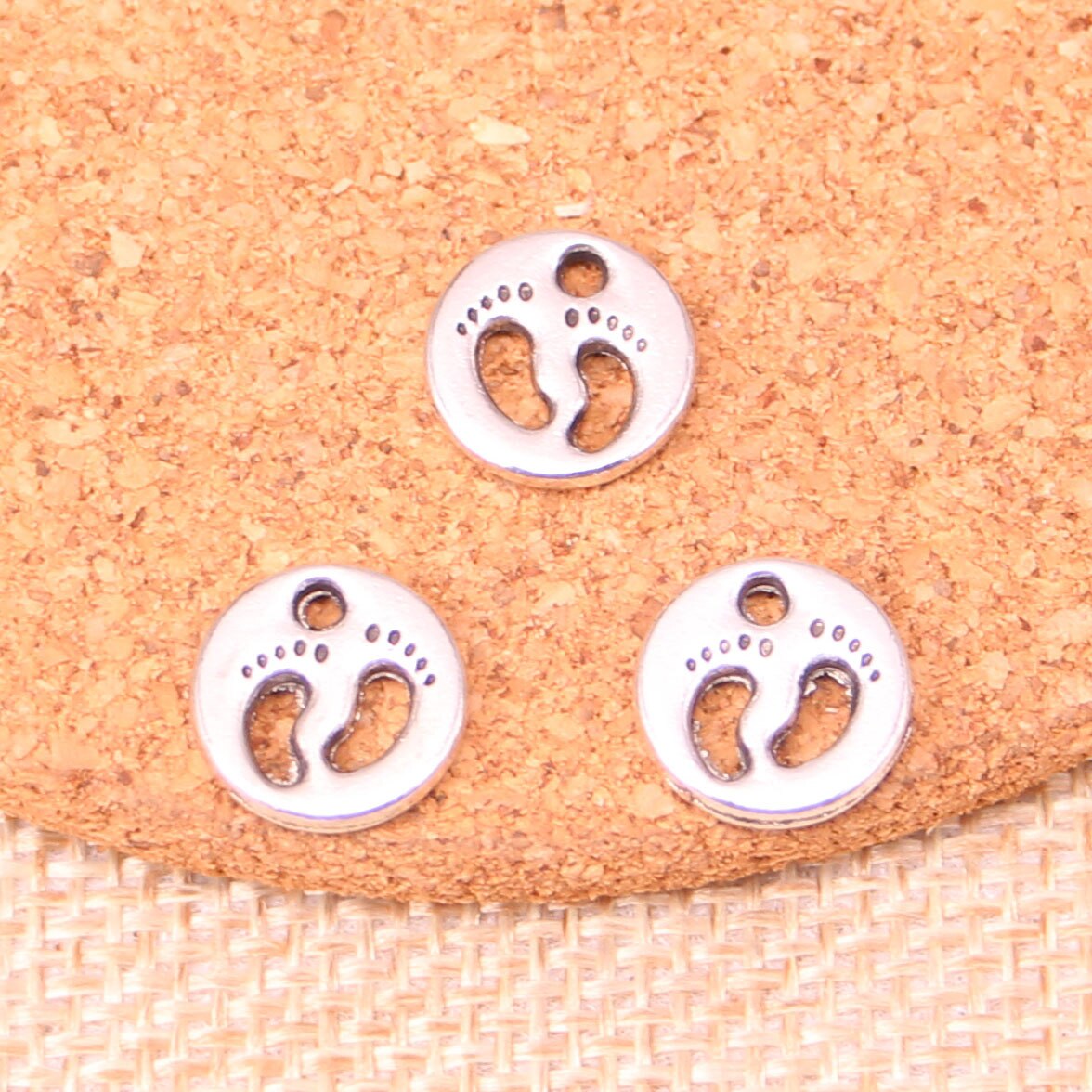 40 piezas de Color plateado antiguo, pie de bebé impreso, dijes, colgantes, accesorios de joyería Diy 11*11mm