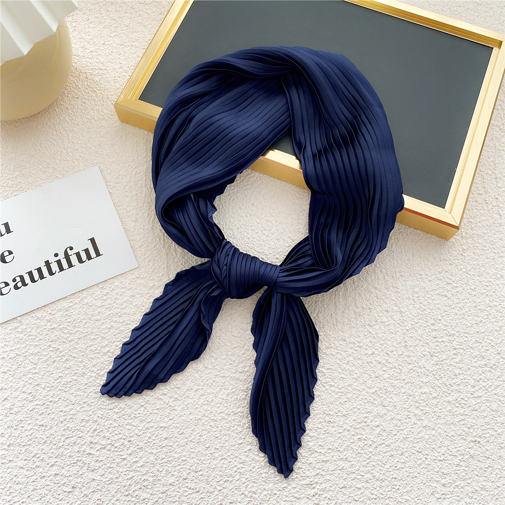 Bufanda de seda satinada pequeña para mujer, pañuelo triangular plisado de Color sólido para el cuello, banda para el pelo, lazos, Foulard femenino: Azul marino