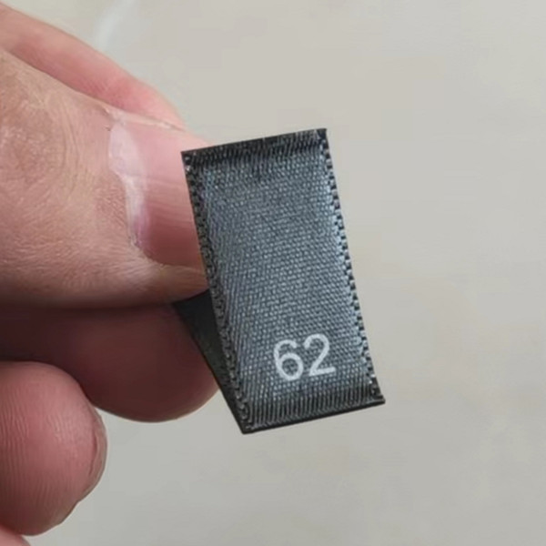 50 stk. sorte satin størrelsesmærker til tøj nummer 34 36 38 40 42 44 46 48 50 52 54 56 58 60 62 print størrelser mærkater fabrik: Sort