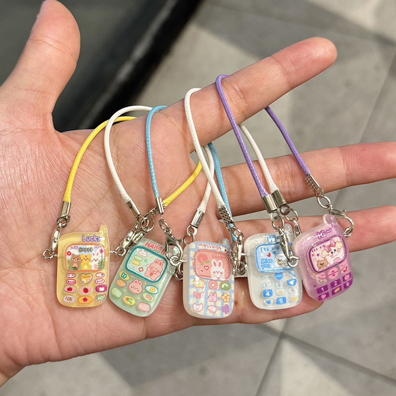 Dockskåpstillbehör smådjur miniatyr mobiltelefonmodell hängsmycke tecknad mini mobiltelefonmodell berlocker klä upp leksak