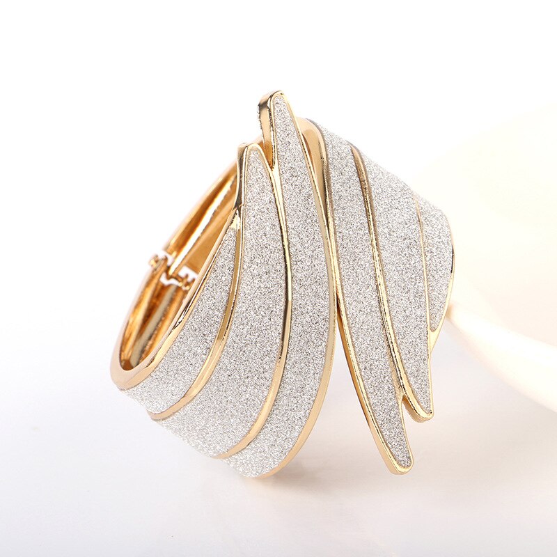 Armreif - Engels Federflügel Anhänger - Trendy Metallschmuck für Damen: Weiß