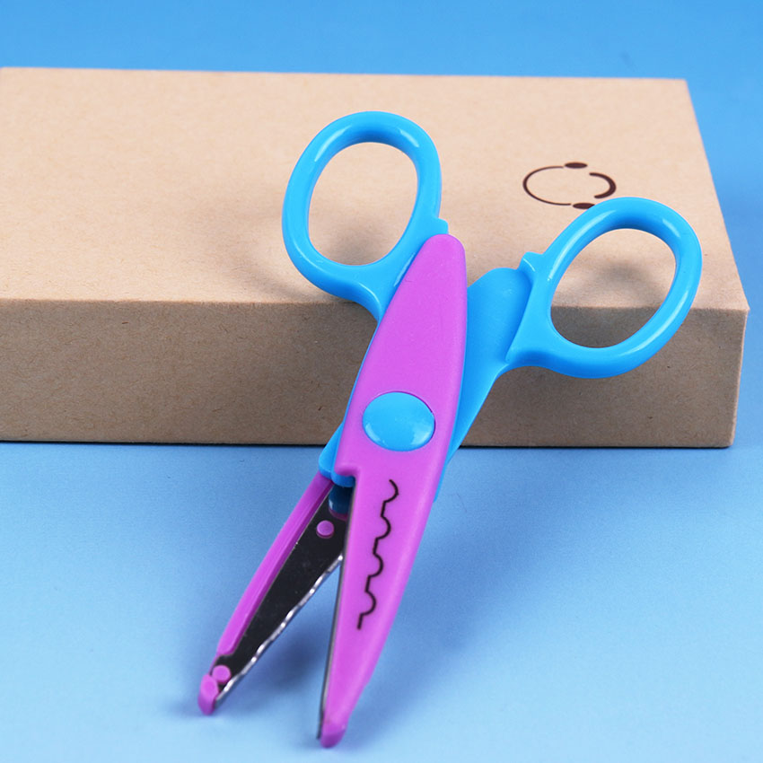 Tijeras de encaje de Metal y plástico para manualidades para niños, tijeras de colores para fotos y álbumes de recortes, decoración de diario de encaje de papel con 6 patrones, 1 ud.: 6