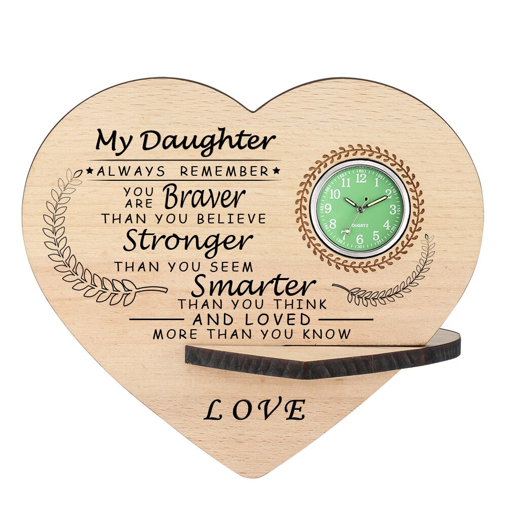 Huisdecoratie hartvormige houten tafelklok met gedrukte letters en woorden, houten bureauklok, kleine groene wijzerplaat