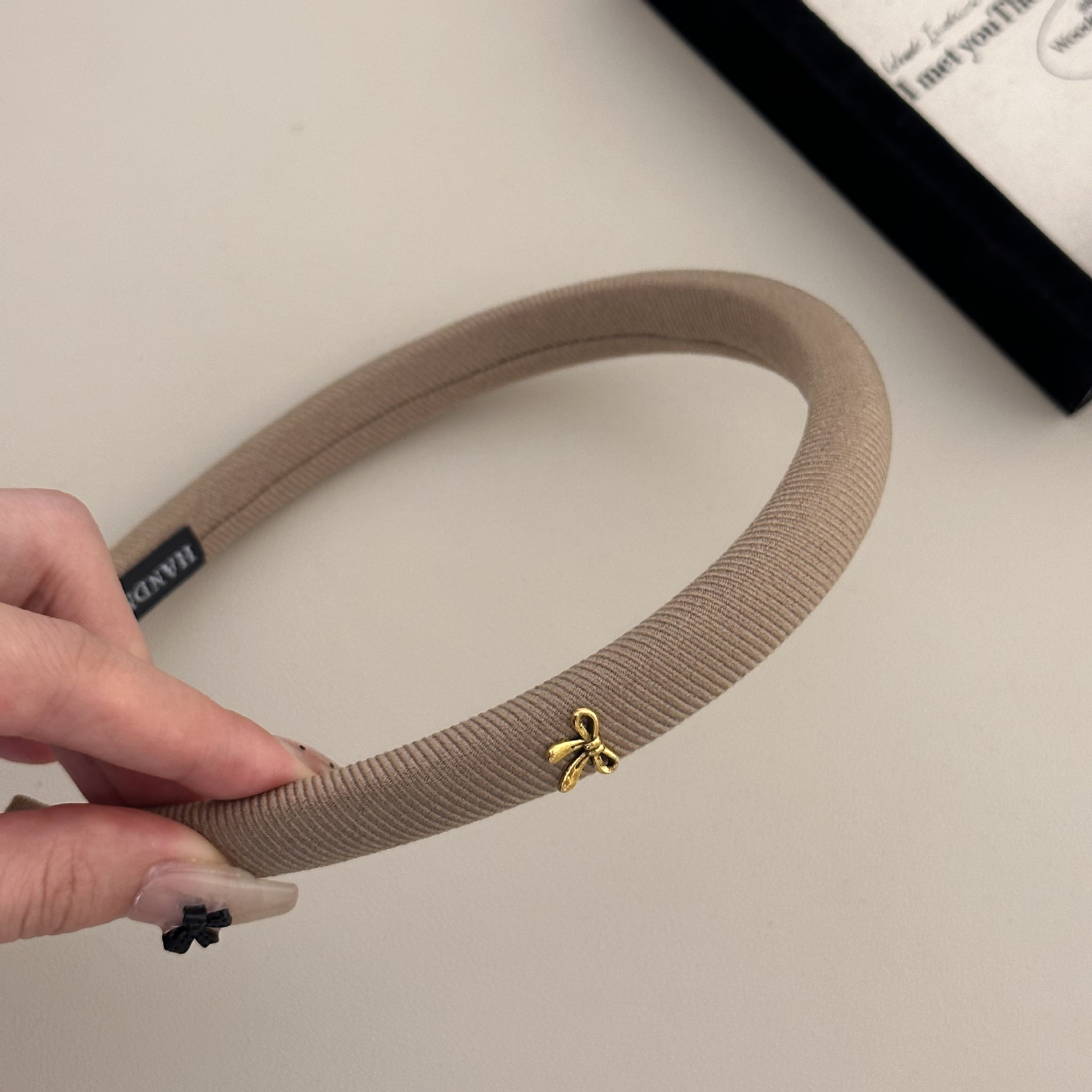 Una diadema con lazo simple y retro, un accesorio para el cabello versátil y de alta gama para la parte superior de la cabeza.: Champán