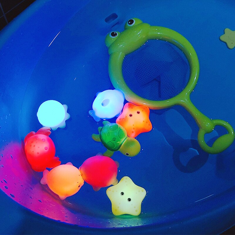 Neue Baby Nette Tiere Bad Spielzeug Schwimmen Wasser Spielzeug Weiche Gummi Float Induktion Leucht Frösche Kinder Waschen Spielen Lustige
