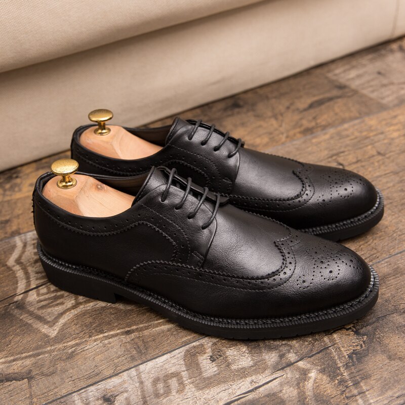 Plus size zwarte herenschoenen, britse leren herenbrogues, comfortabele puntige neus, bruidsschoenen: Zwart / 10