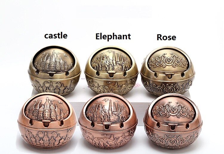 Creatieve Draagbare Legering Ronde Bal Asbak Auto Asbak Mini Asbak Relief Stamped Patroon Cadeau voor Outdoor Indoor