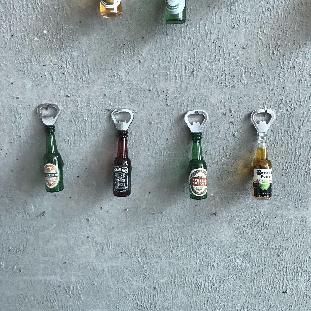 1pc øl flaske form magnet køleskab stick hjem dekoration karakteristisk flaskeåbner uden vand  me 010